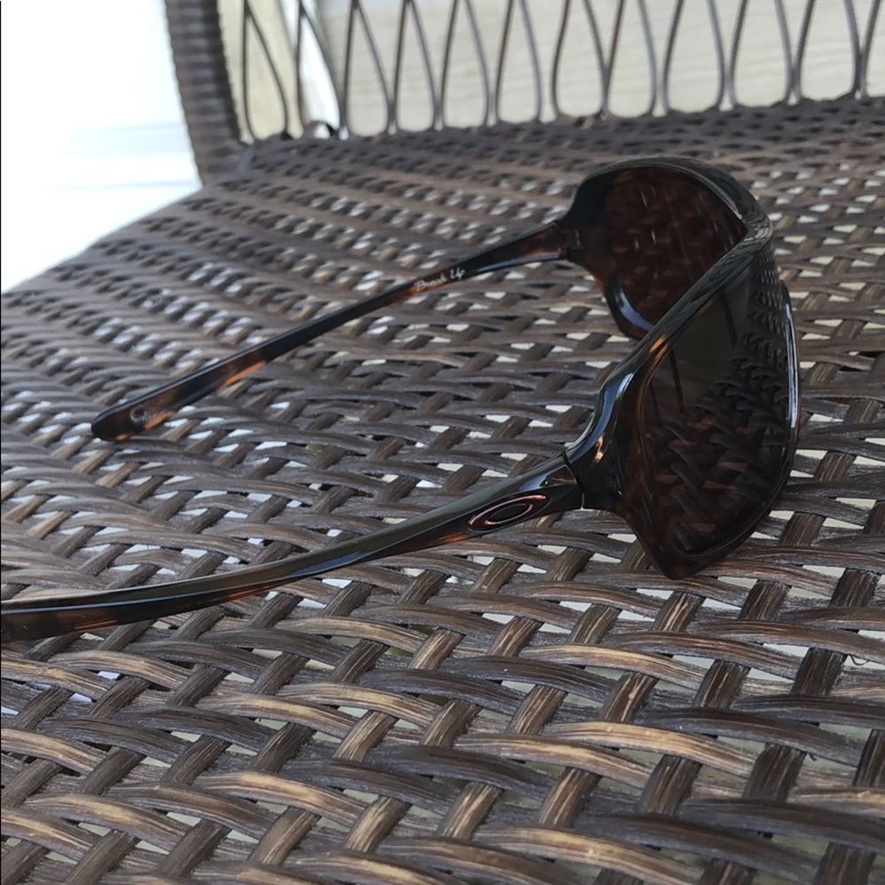 Very nice women Oakley glasses